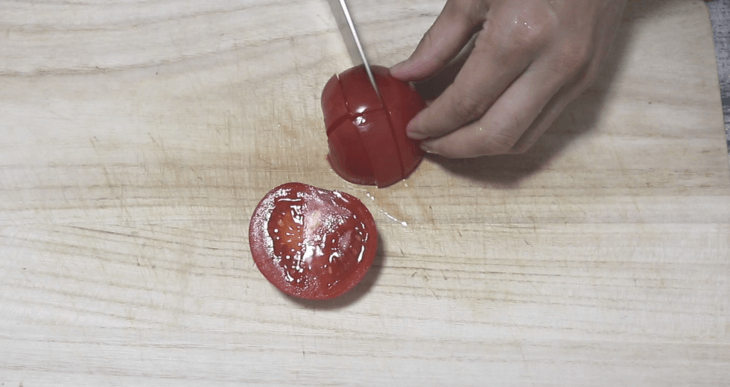 トマトを食べやすい大きさに切る